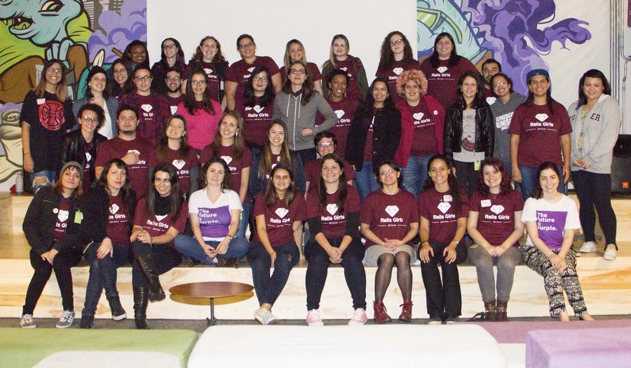 Participantes reunidas em uma edição do Rails Girls São Paulo